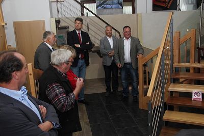 Die ETS-Inhaber (v.r.) Klaus-Peter und Alfred Ernzer präsentieren den Besuchern die moderne Treppen-Ausstellungsräume